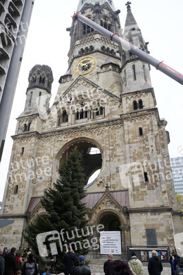 Weihnachtsbaumaufstellung auf dem Breitscheidplatz in Berlin