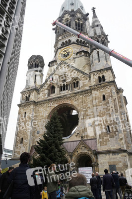 Weihnachtsbaumaufstellung auf dem Breitscheidplatz in Berlin