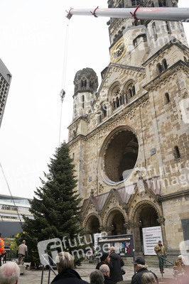 Weihnachtsbaumaufstellung auf dem Breitscheidplatz in Berlin
