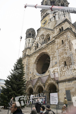 Weihnachtsbaumaufstellung auf dem Breitscheidplatz in Berlin