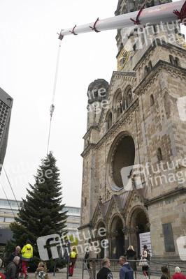 Weihnachtsbaumaufstellung auf dem Breitscheidplatz in Berlin