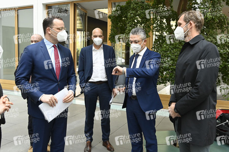 Pressekonferenz zu Auffrischimpfungen gegen Corona in Berlin