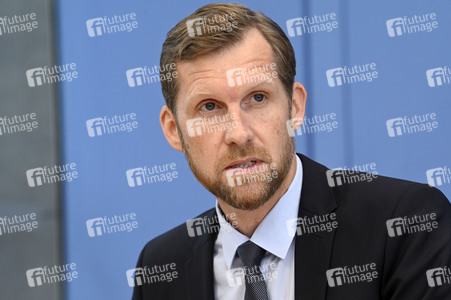 Pressekonferenz zu Auffrischimpfungen gegen Corona in Berlin
