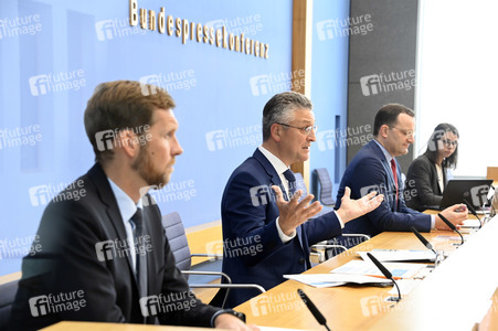 Pressekonferenz zu Auffrischimpfungen gegen Corona in Berlin