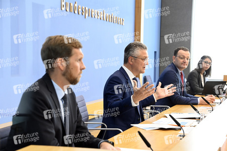 Pressekonferenz zu Auffrischimpfungen gegen Corona in Berlin