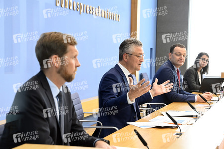 Pressekonferenz zu Auffrischimpfungen gegen Corona in Berlin