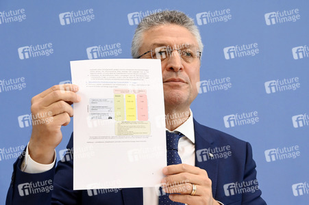 Pressekonferenz zu Auffrischimpfungen gegen Corona in Berlin