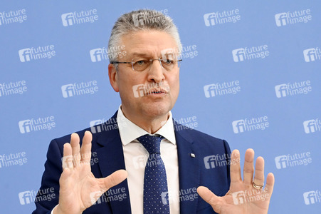 Pressekonferenz zu Auffrischimpfungen gegen Corona in Berlin