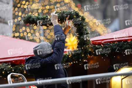 Weihnachtsmarktaufbau in Köln