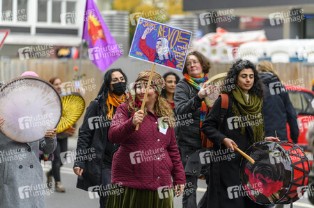 Demo zum Tag gegen Gewalt an Frauen in Düsseldorf