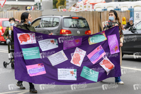 Demo zum Tag gegen Gewalt an Frauen in Düsseldorf