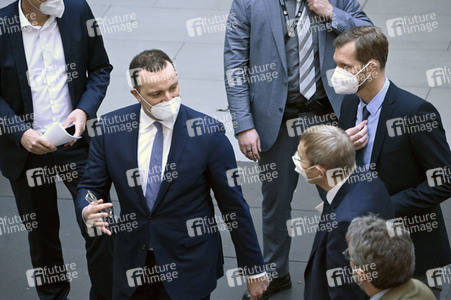 Pressekonferenz zum Impfen mit Moderna und BioNTech in Berlin