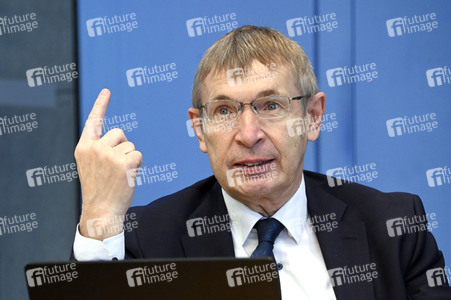 Pressekonferenz zum Impfen mit Moderna und BioNTech in Berlin