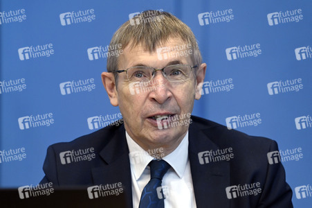 Pressekonferenz zum Impfen mit Moderna und BioNTech in Berlin