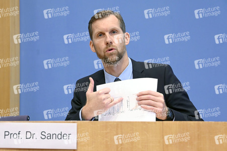 Pressekonferenz zum Impfen mit Moderna und BioNTech in Berlin