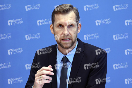 Pressekonferenz zum Impfen mit Moderna und BioNTech in Berlin