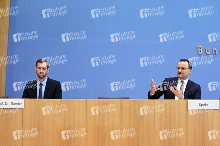 Pressekonferenz zum Impfen mit Moderna und BioNTech in Berlin