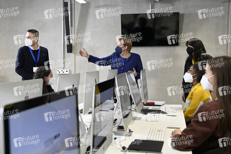 Angela Merkel besucht das TUMO Lernzentrum in Berlin