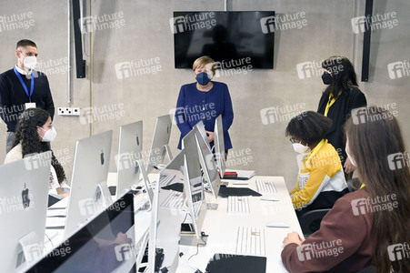 Angela Merkel besucht das TUMO Lernzentrum in Berlin