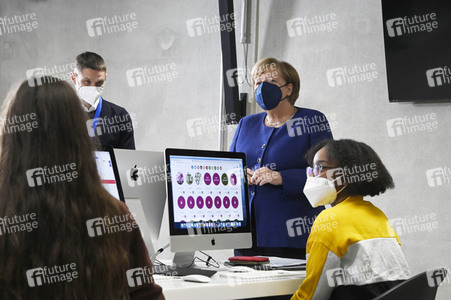 Angela Merkel besucht das TUMO Lernzentrum in Berlin