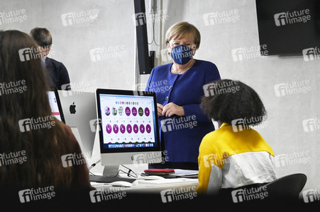 Angela Merkel besucht das TUMO Lernzentrum in Berlin