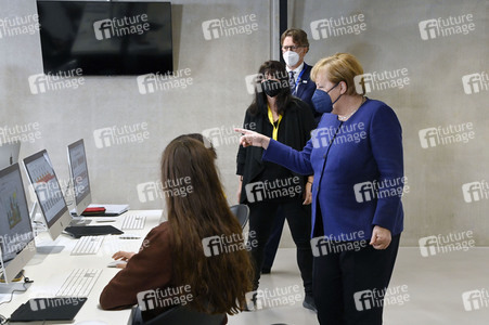 Angela Merkel besucht das TUMO Lernzentrum in Berlin