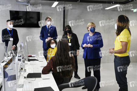 Angela Merkel besucht das TUMO Lernzentrum in Berlin