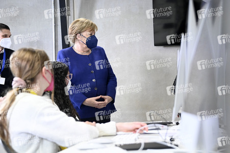 Angela Merkel besucht das TUMO Lernzentrum in Berlin