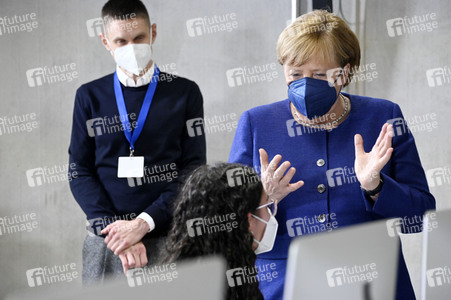 Angela Merkel besucht das TUMO Lernzentrum in Berlin