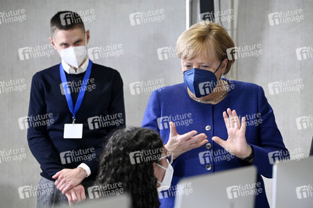 Angela Merkel besucht das TUMO Lernzentrum in Berlin