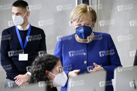 Angela Merkel besucht das TUMO Lernzentrum in Berlin