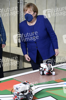 Angela Merkel besucht das TUMO Lernzentrum in Berlin