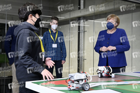 Angela Merkel besucht das TUMO Lernzentrum in Berlin