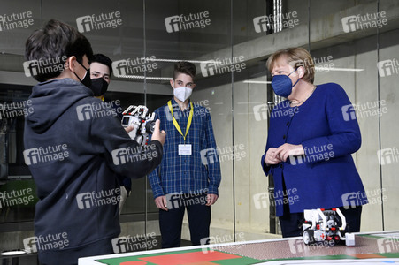 Angela Merkel besucht das TUMO Lernzentrum in Berlin