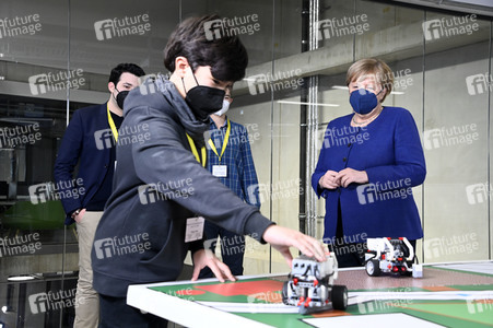 Angela Merkel besucht das TUMO Lernzentrum in Berlin