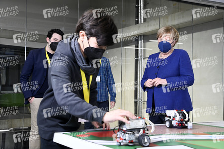 Angela Merkel besucht das TUMO Lernzentrum in Berlin