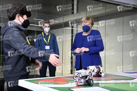 Angela Merkel besucht das TUMO Lernzentrum in Berlin