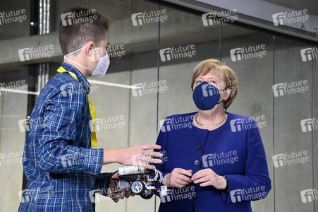 Angela Merkel besucht das TUMO Lernzentrum in Berlin