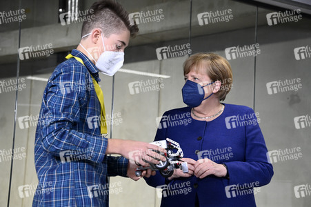 Angela Merkel besucht das TUMO Lernzentrum in Berlin