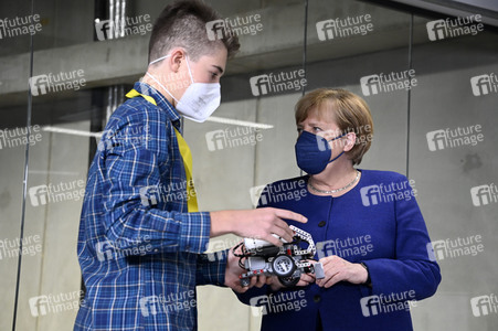 Angela Merkel besucht das TUMO Lernzentrum in Berlin