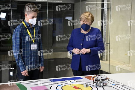 Angela Merkel besucht das TUMO Lernzentrum in Berlin