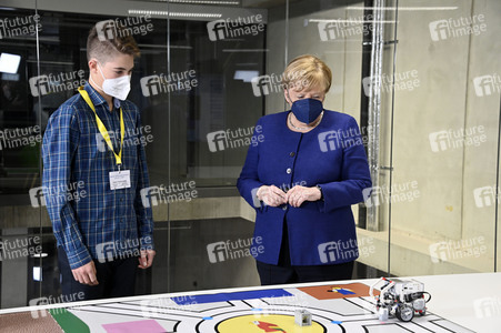 Angela Merkel besucht das TUMO Lernzentrum in Berlin