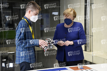 Angela Merkel besucht das TUMO Lernzentrum in Berlin