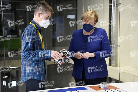 Angela Merkel besucht das TUMO Lernzentrum in Berlin
