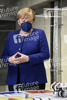 Angela Merkel besucht das TUMO Lernzentrum in Berlin