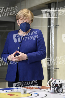 Angela Merkel besucht das TUMO Lernzentrum in Berlin