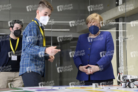Angela Merkel besucht das TUMO Lernzentrum in Berlin