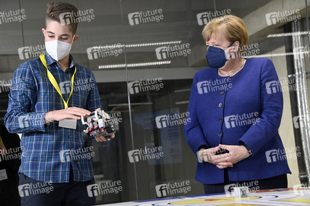Angela Merkel besucht das TUMO Lernzentrum in Berlin