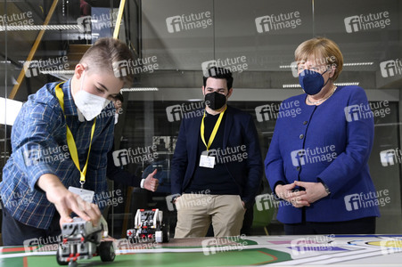 Angela Merkel besucht das TUMO Lernzentrum in Berlin