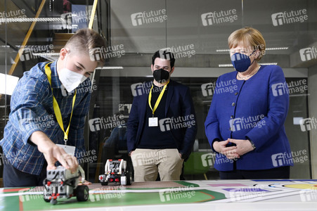 Angela Merkel besucht das TUMO Lernzentrum in Berlin